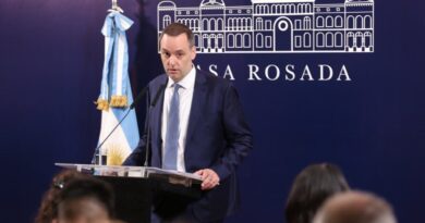 La crisis de Adorni impacta en la imagen de Milei y ya la comparan con la “foto de Olivos”