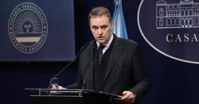 Salieron a la luz nuevos movimientos millonarios de Adorni y su esposa