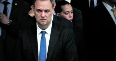 La Justicia le prohibió a Manuel Adorni salir del país sin autorización previa