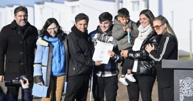 Kicillof entregó viviendas a familias de Tornquist