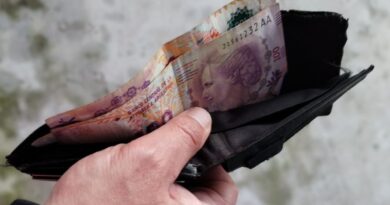 El salario mínimo retrocedió a niveles de la crisis de 2002 y quedó un 12% por debajo de la década del ’90